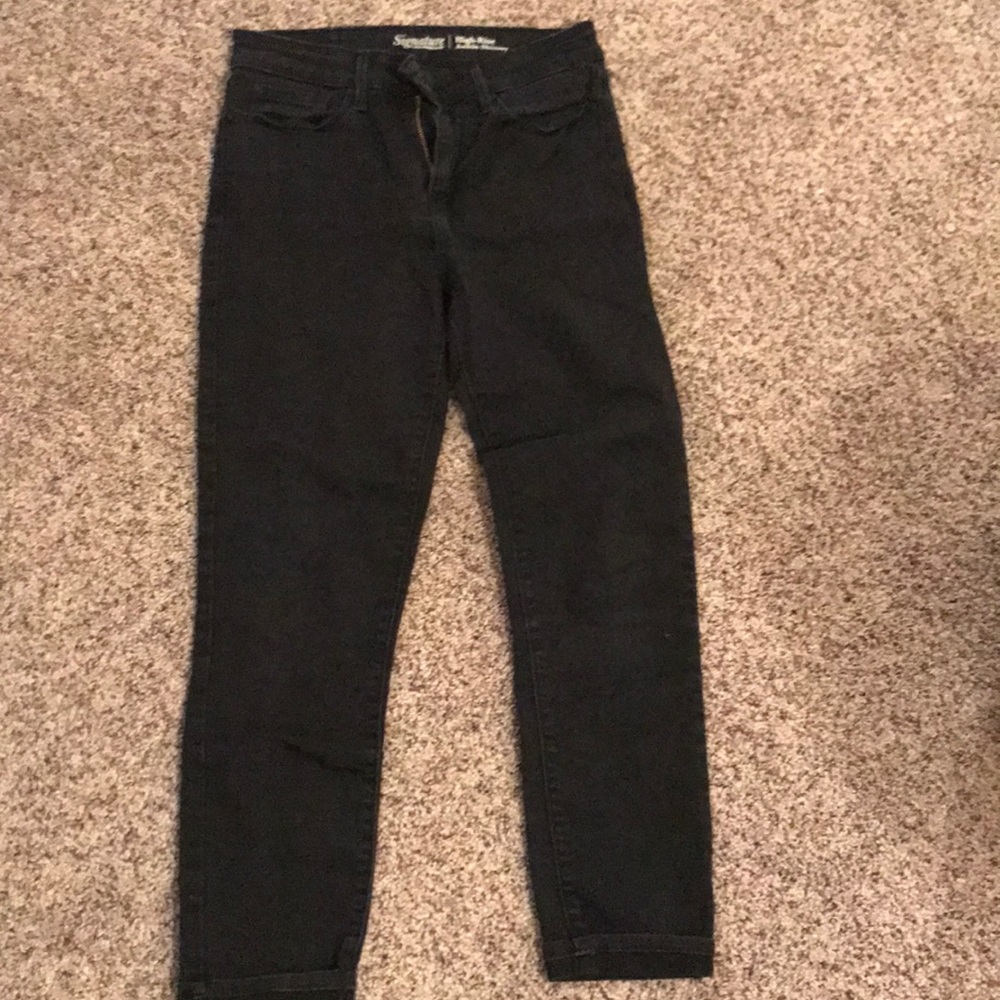 Signature LEVI Black skinny Capri